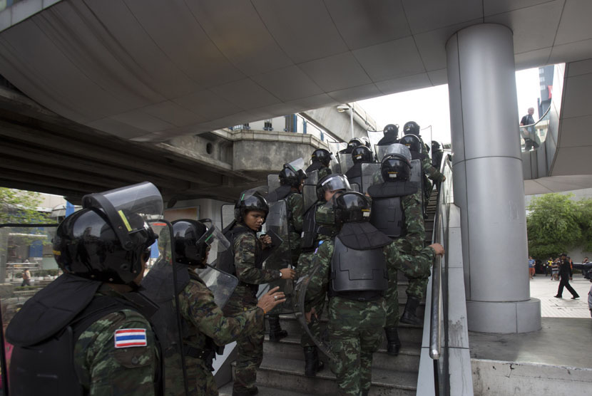 Pasukan militer Thailand berpatroli di pusat perbelanjaan kota Bangkok, Ahad (1/6), untuk mencegah aksi unjuk rasa antikudeta militer.  (AP/Sakchai Lalit)