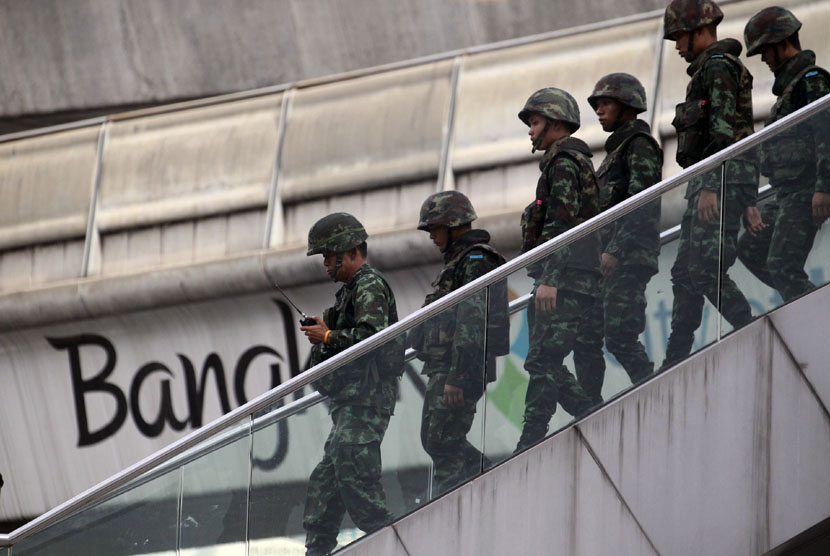 Pasukan militer Thailand berpatroli di pusat perbelanjaan kota Bangkok, Ahad (1/6), untuk mencegah aksi unjuk rasa antikudeta militer.  (AP/Sakchai Lalit)