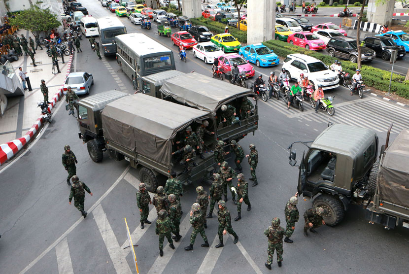  Prajurit Thailand berpatroli di pusat perbelanjaan kota Bangkok, Ahad (1/6), untuk mencegah aksi unjuk rasa antikudeta militer.  (AP/Wason Wanichakorn)