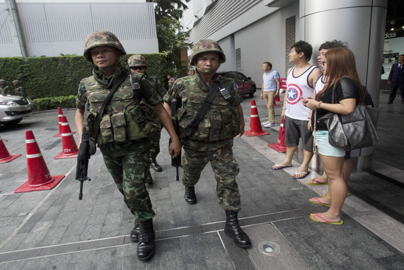  Prajurit Thailand berpatroli di pusat perbelanjaan kota Bangkok, Ahad (1/6), untuk mencegah aksi unjuk rasa antikudeta militer.  (AP/Sakchai Lalit)