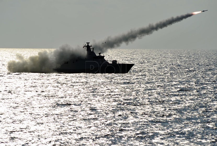  Kapal Perang Republik Indonesia (KRI) Sultan Hasanuddin menembakkan misil rudal jenis Exocet MM-40 dalam latihan operasi laut gabungan di Perairan Laut Jawa, Selasa (3/6). (Republika/Aditya Pradana Putra)