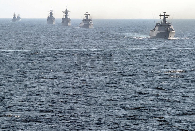  Sejumlah Kapal Perang Republik Indonesia (KRI) melintas dalam latihan operasi laut gabungan di Perairan Laut Jawa, Selasa (3/6). (Republika/Aditya Pradana Putra)