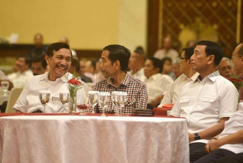   Capres Jokowi Widodo (tengah) didampingi Jenderal Purn TNI Luhut Pandjaitan (kiri) dan Jenderal Purn TNI Wiranto (kanan) saat acara silaturahmi keluarga besar purnawirawan TNI/Polri di Jakarta, Selasa (3/6). (Republika/Agung Supriyanto)