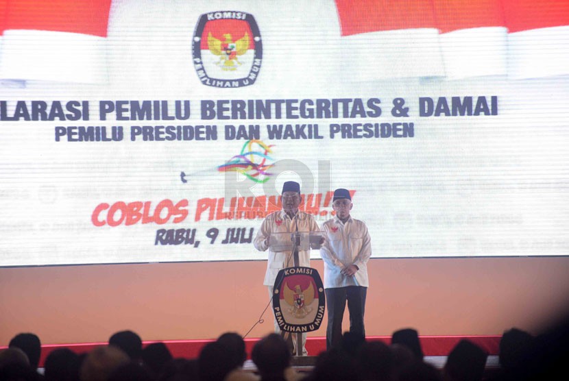  Calon presiden dan wakil presiden, Prabowo Subianto –Hatta Rajasa membacakan deklarasi kampanye damai Pilpres 2014 di Jakarta, Selasa (3/6). (Republika/Agung Supriyanto)