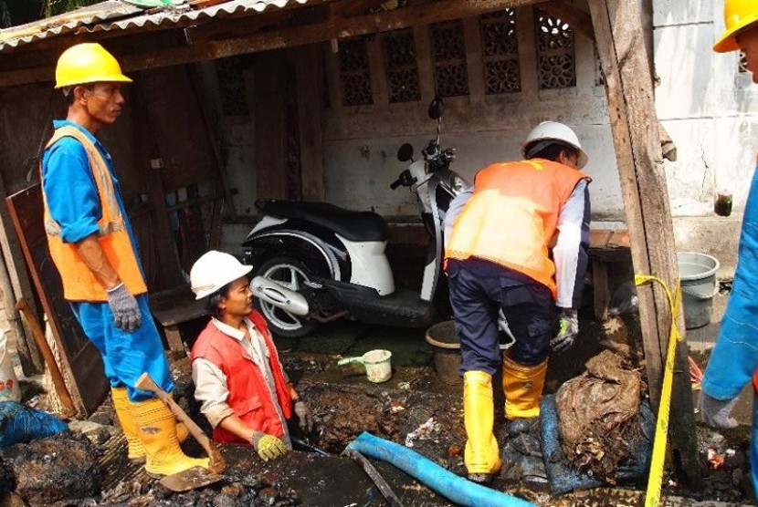 Petugas memperbaiki jaringan pipa distribusi air milik PT Palyja di Jakarta (ilustrasi).