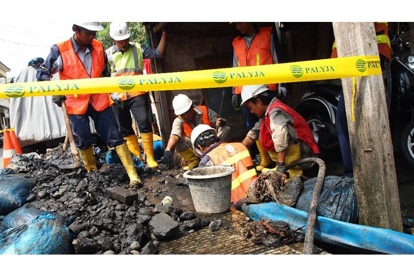  Lokasi ditemukannya sambungan air ilegal (usaha cuci motor). Pipa distribusi air PALYJA berada di kedalaman setengah meter jalan beton, akan tetapi pelaku pencurian air masih bisa membuat sambungan ilegal. (dok.Palyja)