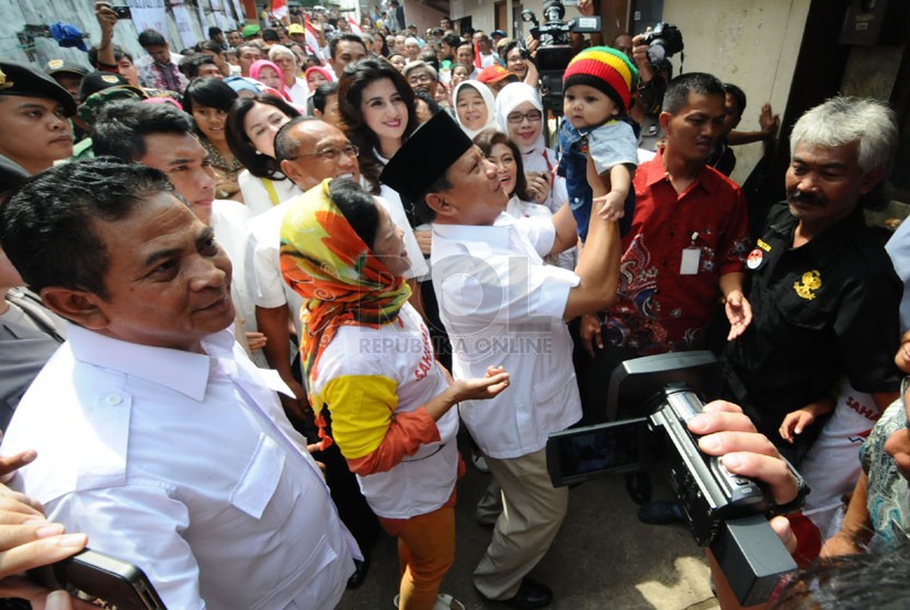   Calon presiden Prabowo Subianto menyapa warga di Astana Anyar, Kota Bandung, Kamis(5/6). (foto: Septianjar Muharam)