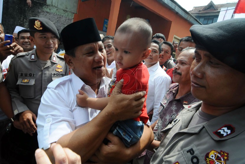   Calon presiden Prabowo Subianto menyapa warga di Astana Anyar, Kota Bandung, Kamis(5/6). (foto: Septianjar Muharam)