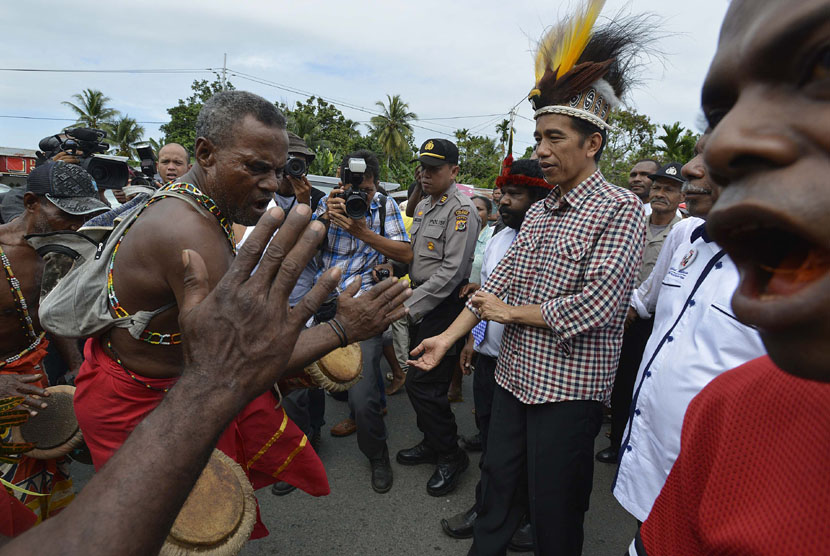 Capres Joko Widodo (kedua kanan) mendapat tarian sambutan tradisional Papua ketika melakukan kunjungan ke Sentani, Kabupaten Jayapura, Papua, Kamis (5/6).   (Antara/Widodo S. Jusuf)