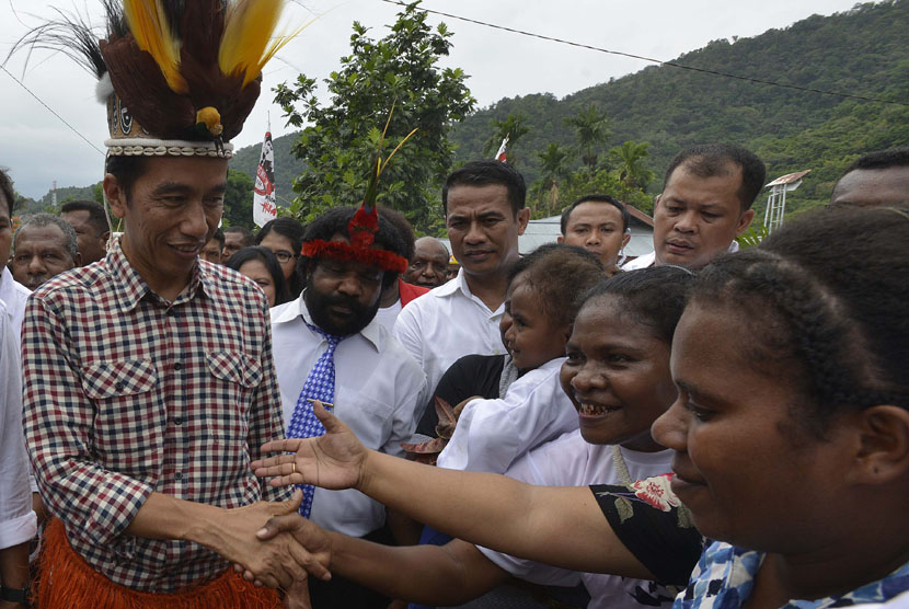 Presiden Joko Widodo dan sejumlah warga Papua