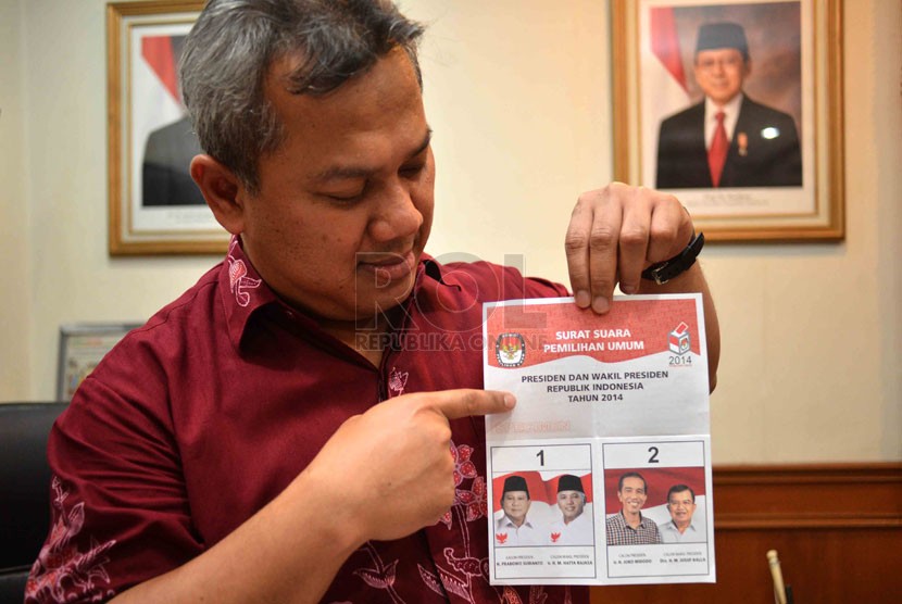 Anggota komisioner KPU, Arief Budiman menunjukkan contoh desain kertas suara yang telah disetujui dan ditandatangani oleh dua tim pasangan capres dan cawapres di Gedung KPU, Jakarta, Kamis (6/5). (Republika/Agung Supriyanto)