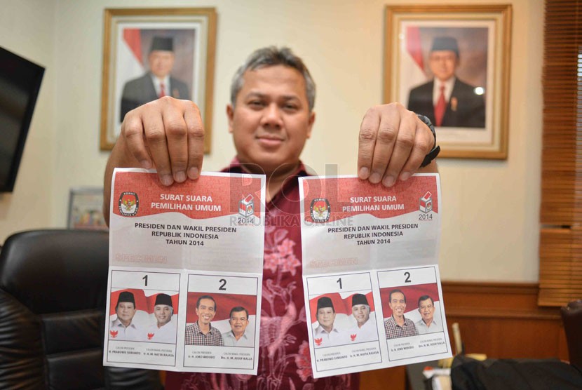 Anggota komisioner KPU, Arief Budiman menunjukkan contoh desain kertas suara yang telah disetujui dan ditandatangani oleh dua tim pasangan capres dan cawapres di Gedung KPU, Jakarta, Kamis (6/5). (Republika/Agung Supriyanto)