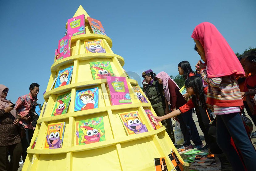  Tumpeng buku pada peringatan Hari Buku Nasional (HBN) 2014 di Lapangan Tegallega, Kota Bandung, Ahad (8/6). (Republika/Edi yusuf)