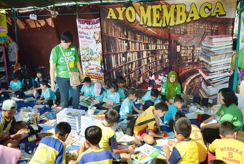 Taman bacaan pada peringatan Hari Buku Nasional (HBN) 2014 di Lapangan Tegallega, Kota Bandung, Ahad (8/6).  (Republika/Edi yusuf)