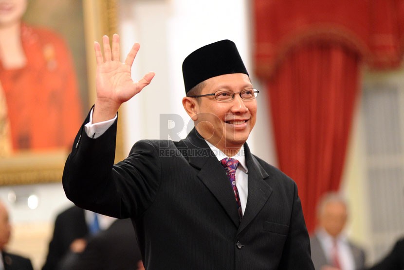  Lukman Hakim Saefuddin melambaikan tangan jelang pelantikan dirinya sebagai Menteri Agama untuk masa sisa jabatan 2009-2014 di Istana Negara, Jakarta, Senin (9/6).  (Republika/Aditya Pradana Putra)