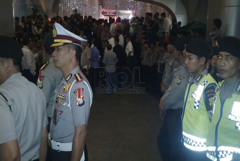  Polisi melakukan pengamanan yang ketat di lokasi debat capres-cawapres di Balai Sarbini, Jakarta, Senin (9/6).  (Republika/Maman Sudiaman)