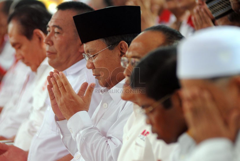  Capres Prabowo Subianto (tengah) berdoa jelang acara deklarasi dukungan Aliansi Rakyat Bersatu (ARB) untuk Prabowo-Hatta di Tugu Proklamasi, Jakarta (10/6).  (Republika/Aditya Pradana Putra )  