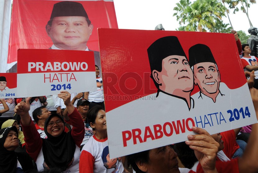   Massa dari Aliansi Rakyat Bersatu (ARB) mendeklarasikan dukungannya untuk pasangan calon presiden dan calon wakil presiden Prabowo Subianto-Hatta Rajasa di Tugu Proklamasi, Jakarta (10/6).  (Republika/Aditya Pradana Putra)