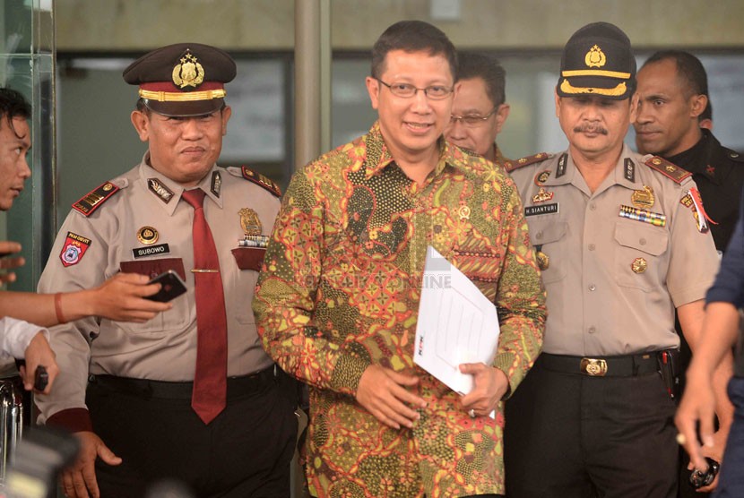  Menteri Agama yang baru, Lukman Hakim Saifuddin meninggalkan Gedung Komisi Pemberantasan Korupsi (KPK), Jakarta, Selasa (10/6). (Republika/Agung Supriyanto)