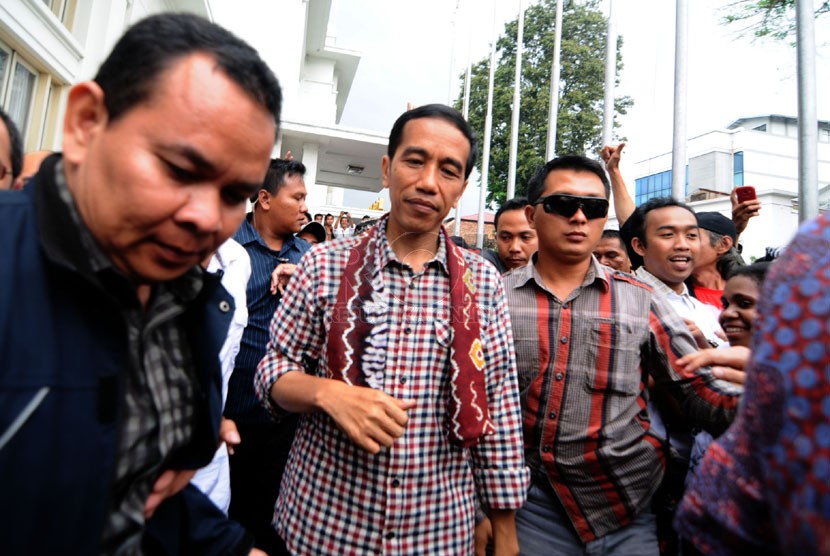  Capres Joko Widodo melakukan kampanye di sejumlah lokasi di Kota Bandung, Jawa Barat, Rabu (11/6).  (foto: Septianjar Muharam)
