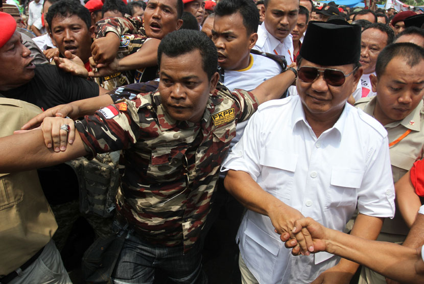 Calon Presiden nomor urut satu, Prabowo Subianto menyalami pendukungnya pada kampanye dialogis, di Medan, Sumut, Rabu (11/6).   (Antara/Irsan Mulyadi)