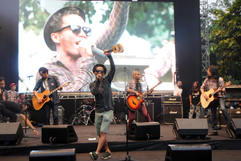 Grup band Slank tampil dalam konser Revolusi Harmoni di Senayan, Jakarta, Rabu (11/6).  (Republika/Aditya Pradana Putra)