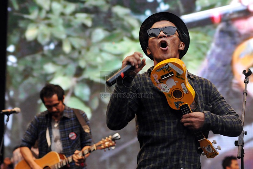 Grup band Slank tampil dalam konser Revolusi Harmoni di Senayan, Jakarta, Rabu (11/6).  (Republika/Aditya Pradana Putra)