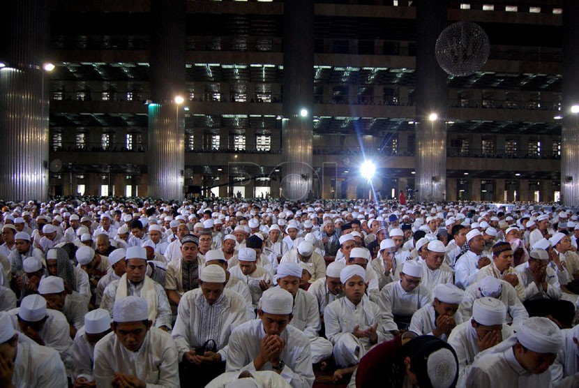  Ribuan jamaah melaksanakan dzikir bersama yang dilaksanakan di Masjid Istiqlal, Jakarta Pusat, Sabtu (14/6).   (Foto : Raisan Al Farisi)