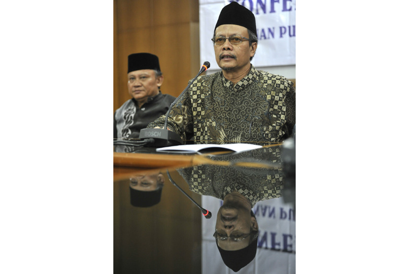  Ketua Bidang Tarjih dan Tajdid Pimpinan Pusat (PP) Muhammadiyah Yunahar Ilyas (kanan) 