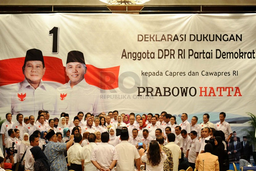   Deklarasi dukungan  anggota DPR RI Partai Demokrat kepada pasangan Prabowo-Hatta di Jakarta, Senin (16/6). (Republika/Tahta Aidilla)