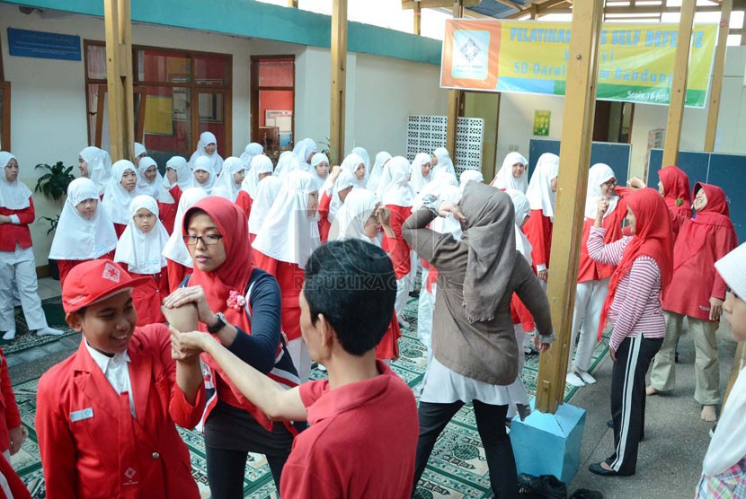 Praktik teknik pada pelatihan beladiri praktis 'Kid Self Defense' di SD Darul Hikam, Kota Bandung, Senin (16/6). (Republika/Edi Yusuf)