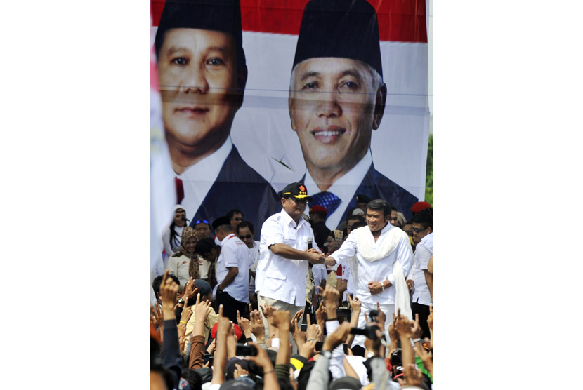 Capres nomor urut satu Prabowo Subianto (kiri) bersama Raja Dangdut Rhoma Irama (kanan) berkampanye di Stadion Mattoanging, Makassar, Sulsel, Selasa (17/6).  (Antara/Yusran Uccang)