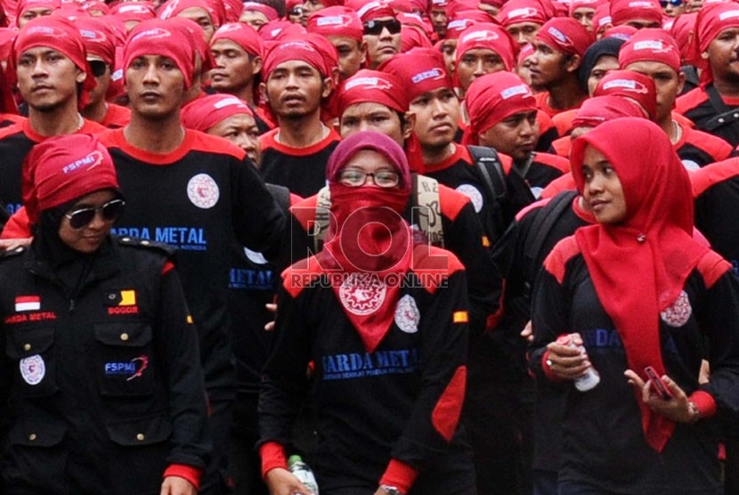 Massa buruh Konfederasi Serikat Pekerja Indonesia (KSPI) se-Jabodetabek melakukan aksi longmarch saat demo di Kantor Kemenkumham, Jakarta, Kamis (19/6).  (Republika/Tahta Aidilla)