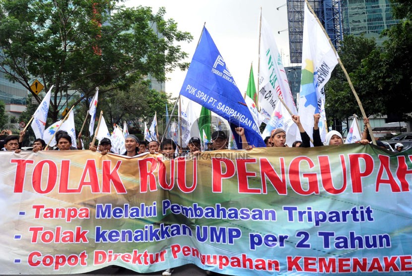 Massa buruh Konfederasi Serikat Pekerja Indonesia (KSPI) se-Jabodetabek melakukan aksi longmarch saat demo di Kantor Kemenkumham, Jakarta, Kamis (19/6).  (Republika/Tahta Aidilla)