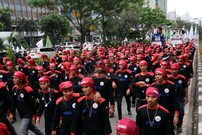 Massa buruh Konfederasi Serikat Pekerja Indonesia (KSPI) se-Jabodetabek melakukan aksi longmarch saat demo di Kantor Kemenkumham, Jakarta, Kamis (19/6).  (Republika/Tahta Aidilla)