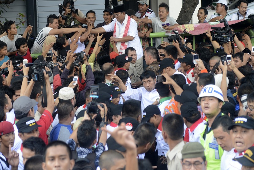   Capres nomor urut satu Prabowo Subianto menyapa warga saat mengunjungi Pasar Tanah Abang, Jakarta, Jumat (20/6).   (Antara/Prasetyo Utomo)