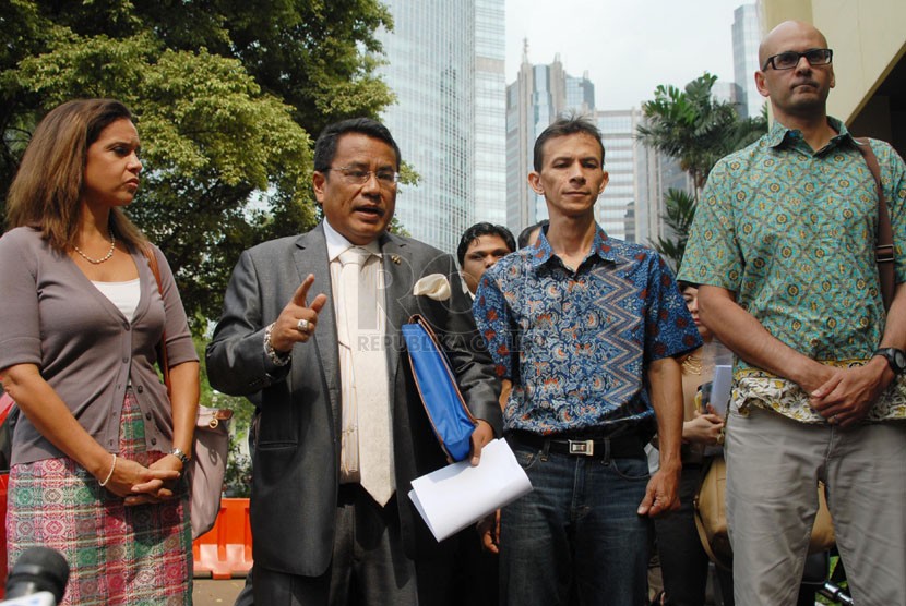 Tiga pengajar JIS Kepala Sekolah SD Jakarta International School (JIS) Elsa Donahue (WN Amerika Serikat)Jakarta International School (JIS) didampingi Kuasa Hukum menjalani pemeriksaan di Polda Metro Jaya, Jakarta Selatan, Senin (23/6). ( Republika/Rakhmawa