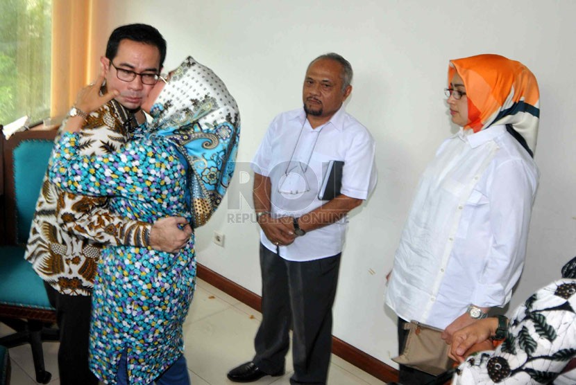 Terdakwa kasus suap sengketa Pilkada Lebak, Tubagus Chaeri Wardana atau Wawan dipeluk Ratu Tatu disaksikan istrinya Airin Racmi Diani (kanan) usai pembacaan vonis di Pengadilan Tipikor, Jakarta, Senin (23/6). (Republika/ Wihdan)