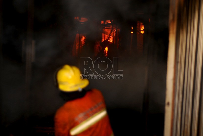  Petugas pemadam kebakaran mencoba memadamkan api. Ilustrasi