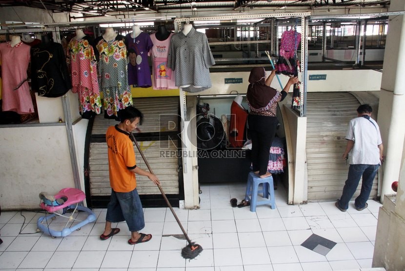 Pedagang merapikan dagangannya di lantai 3 Blok G Pasar Tanah Abang, Jakarta Pusat, Selasa (24/6). (Republika/ Yasin Habibi)