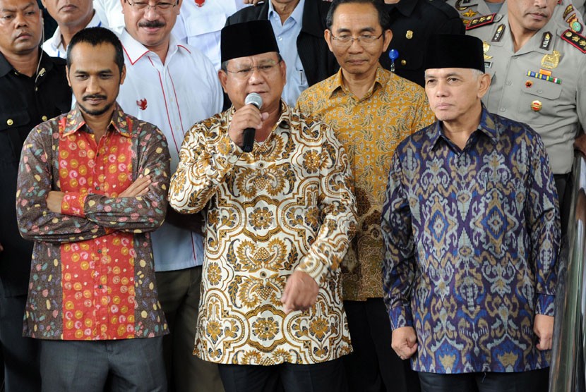   Capres Prabowo Subianto (tengah) dan cawapres Hatta Rajasa (kanan) didampingi Ketua KPK Abraham Samad memberikan keterangan pers di gedung KPK, Jakarta, Rabu (25/6). (Republika/Aditya Pradana Putra)
