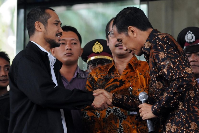  Capres nomor urut dua Jokowi (kanan) berjabat tangan dengan Ketua KPK Abraham Samad (kiri) usai memberikan keterangan pers di gedung KPK, Jakarta, Kamis (26/6).  (Republika/Aditya Pradana Putra )