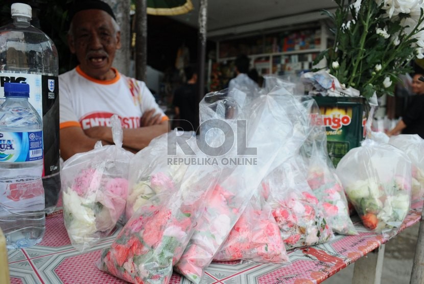Pedagang menjual bunga di tempat pemakaman umum (TPU)