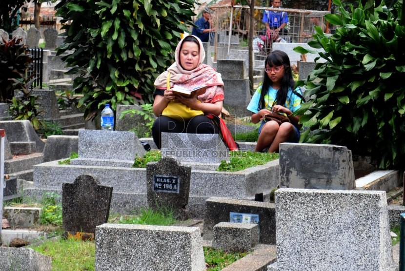 Warga mengunjungi makam keluarganya di tempat pemakaman umum (TPU) Sirnaraga, Kota Bandung, Jumat (27/6). (foto : Septianjar Muharam)