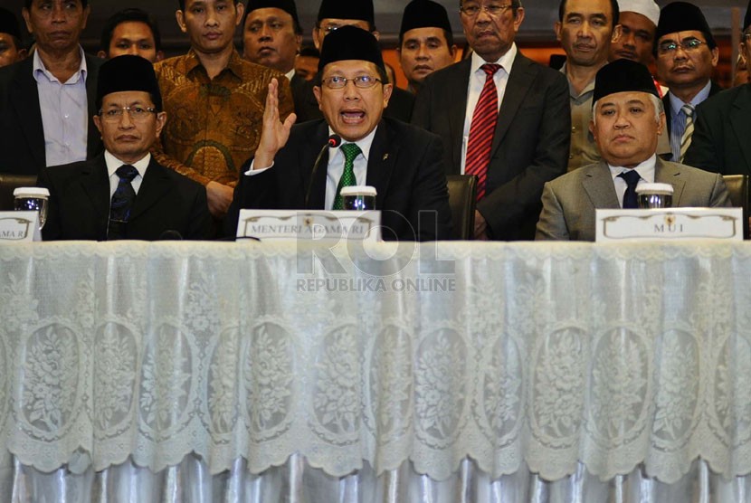   Menteri Agama Lukman Hakim Syaifuddin (tengah), Wamenag Nazaruddin Umar (kiri), Ketua MUI Din Syamsuddin (kanan) saat konfrensi pers usai sidang isbat di kantor Kemenag, Jakarta, Jumat (27/6) malam.  (Republika/Tahta Aidilla)