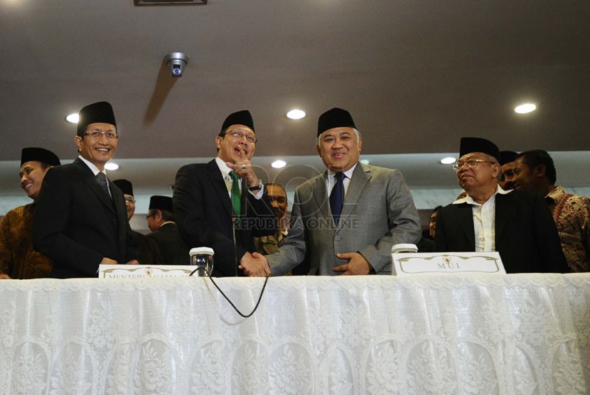  Menteri Agama Lukman Hakim Syaifuddin (kedua kiri), Wamenag Nazaruddin Umar (kiri), Ketua MUI Din Syamsuddin (kedua kanan), dan Wakil ketua MUI Maaruf Amin (kanan) berbincang usai sidang isbat di kantor Kemenag, Jakarta, Jumat (27/6) malam. (Republika/Tah