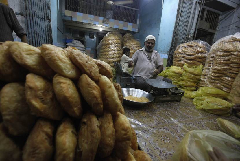 Seorang pria menjual makanan tradisinal Pakistan (Ilustrasi)