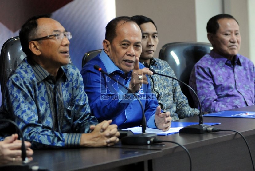   Ketua Harian DPP Partai Demokrat (PD) Syarifuddin Hasan (keempat kiri) bersama jajaran pengurus Partai Demokrat (PD) di Kantor DPP PD, Jakarta, Senin (30/6).  (Republika/Aditya Pradana Putra)