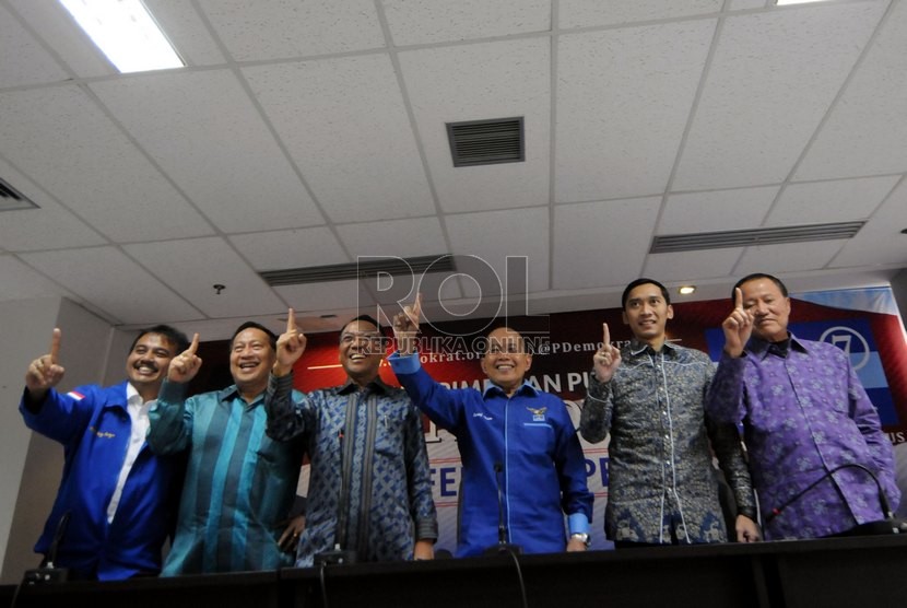  Ketua Harian DPP Partai Demokrat (PD) Syarifuddin Hasan (keempat kiri) bersama jajaran pengurus Partai Demokrat (PD) di Kantor DPP PD, Jakarta, Senin (30/6). (Republika/Aditya Pradana Putra)