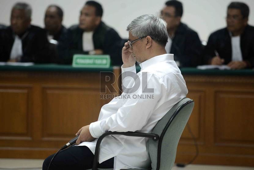  Mantan Ketua Mahkamah Konstitusi (MK) Akil Mochtar menjalani sidang pembacaan vonis di Pengadilan Tipikor Jakarta, Senin (30/6). (Republika/Agung Supriyanto)